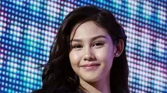 Gadis berusia 19 tahun ini kerap tampil 'girly' di depan publik. Gaya rambut panjang bergelombang membuat Vanesha makin manis di tiap tampilannya (Kapanlagi/Muhammad Akrom Sukarya)