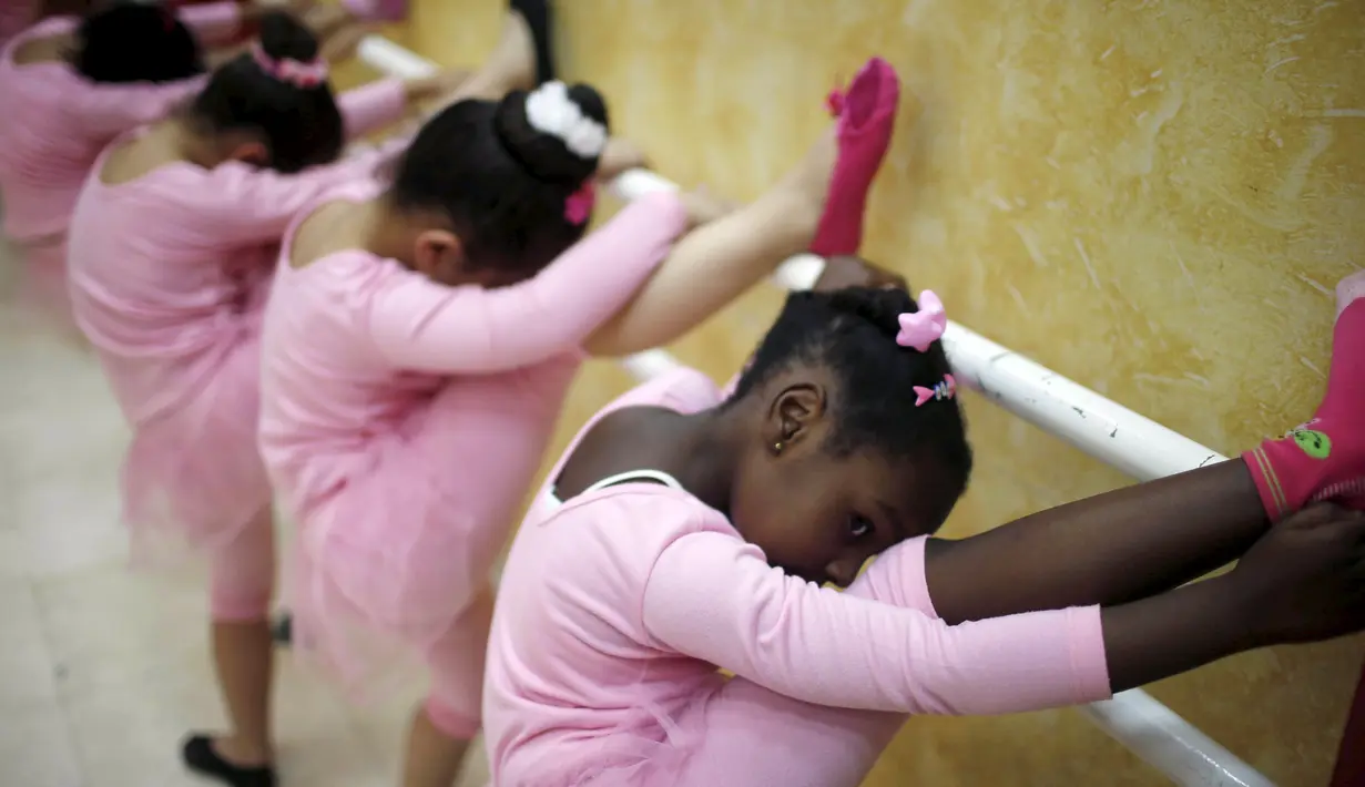 Anak-anak Palestina ini melakukan pemanasan sebelum memulai latihan balet yang diselenggarakan oleh Al-Qattan Center for Children, di kota Gaza, Palestina, (25/11/2015). (Reuters/Suhaib Salem).