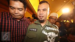 Musisi Ahmad Dhani hadir dalam acara pertemuan di Jakarta, Jumat (12/2). Acara tersebut dalam rangka menjaga tali silaturahim antar calon gubernur DKI Jakarta. (Liputan6.com/Immanuel Antonius)