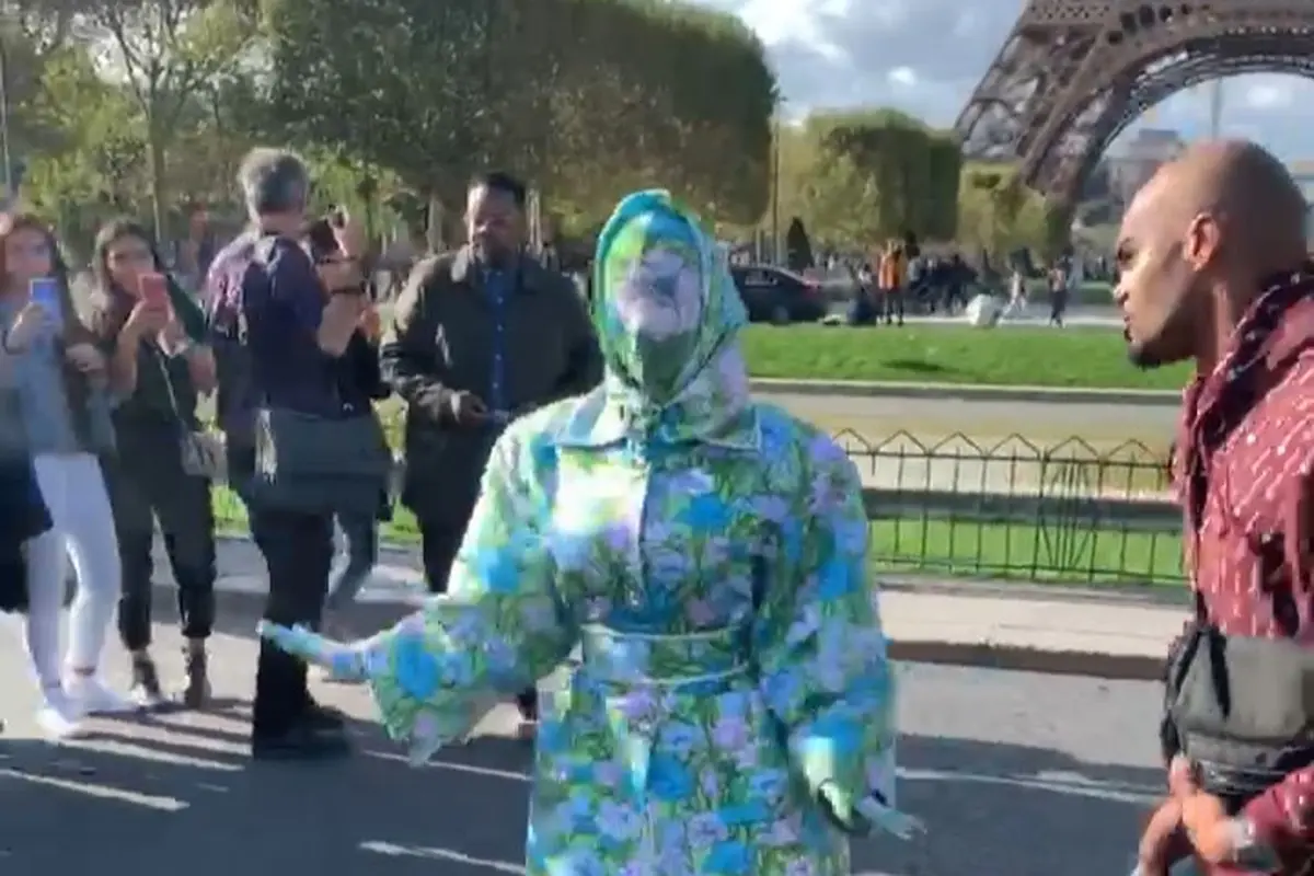 Tampilan Unik Cardi B di Paris Fashion Week 2019