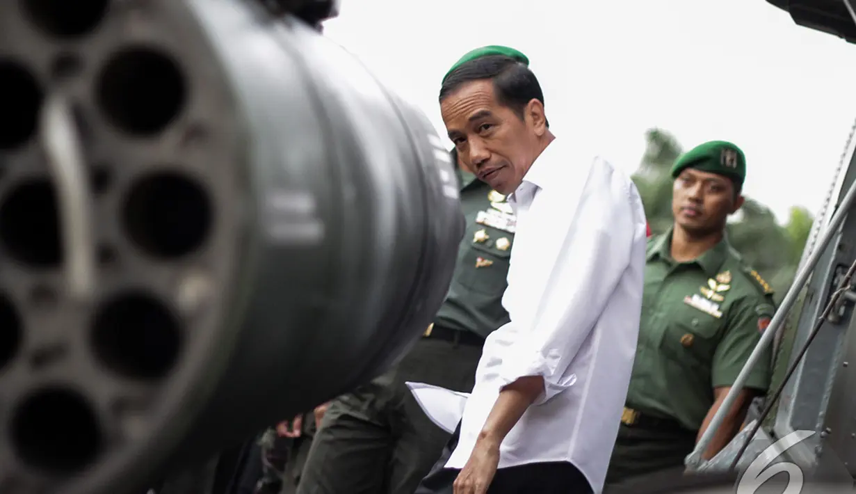 Presiden Jokowi melihat persenjataan yang dimiliki sebuah helikopter di Pameran  Alutsista TNI AD, Jakarta, Rabu (17/12/2014). (LIputan6.com/Faizal Fanani)