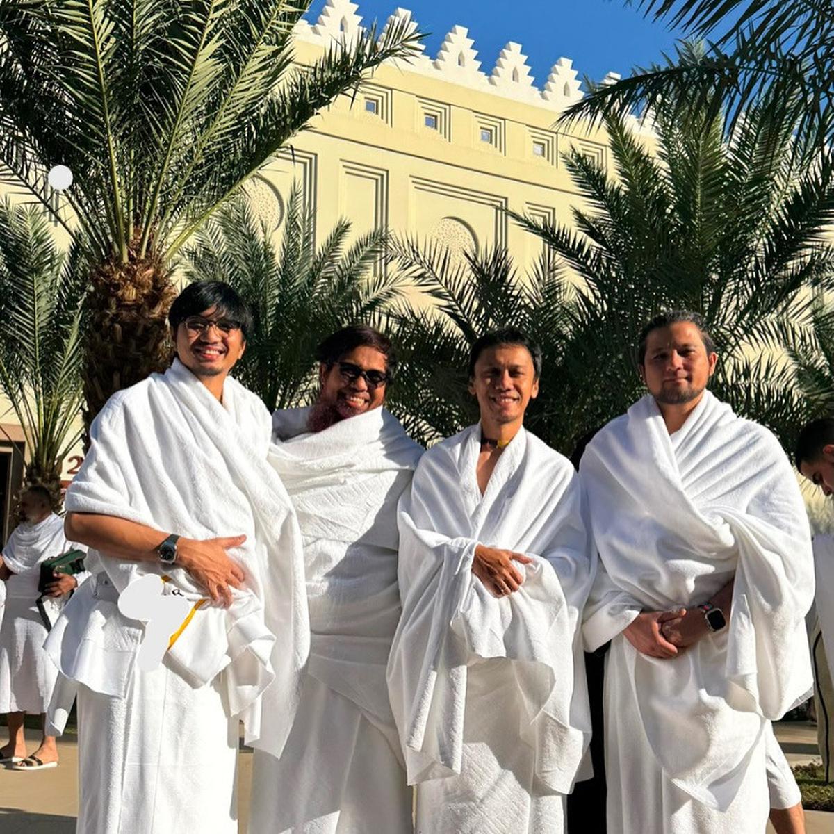 Momen Sakti Bagikan Momen Umrah Bareng Sheila On 7: Semoga Jadi Kisah Klasik untuk Masa Depan