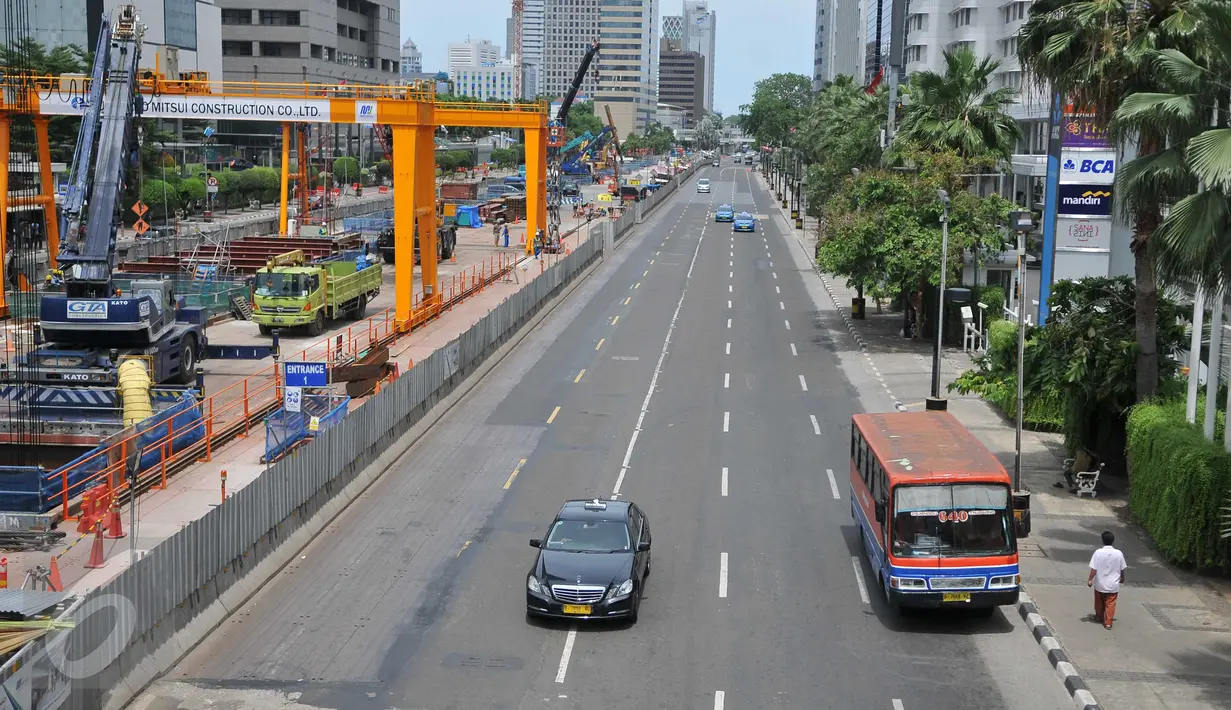 Suasana lalu lintas di kawasan jalan protokol Sudirman-Thamrin, Jakarta, Kamis (24/12). Suasana libur panjang yang dimulai hari ini hingga beberapa hari kedepan membuat sejumlah ruas jalan di Jakarta dan sekitarnya lengang. (Liputan6.com/Gempur M Surya)