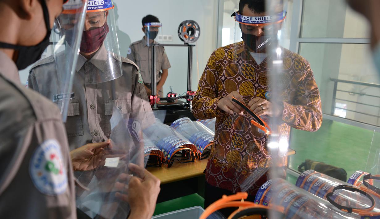 Foto Hand Sanitizer Dan Face Shield Produksi Siswa Smk Di Aceh