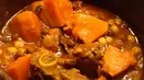 Makanan khas dari Libya yaitu Tbeikhet ‘Eid yang terbuat dari daging kambing yang dimasak semur bersama labu dan kacang serta taburan kismis ini sangat kaya rempah. (Pinterest)