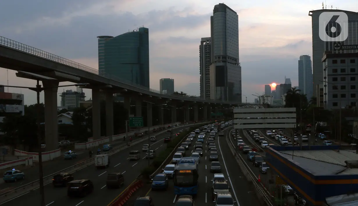 Suasana kepadatan arus lalu lintas di sekitar Tol Dalam Kota Jalan Gatot Subroto, Jakarta, Jumat (29/5/2020). Meski masa Pembatasan Sosial Berskala Besar (PSBB) di Jakarta baru akan diumumkan 4 Juni mendatang, namun jalanan Ibu Kota mulai dipadati kendaraan. (Liputan6.com/Helmi Fithriansyah)