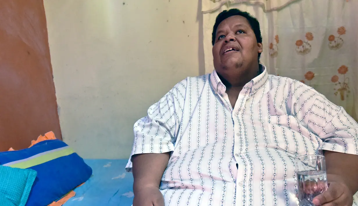 Oscar Vasquez Morales (44) ketika bersantai di kamarnya di Palmira, Kolombia, 19 Maret 2016. Oscar kini tengah menjalani perawatan dari ahli gizi, psikolog dan dokter sebelum menghadapi operasi lambung. (AFP PHOTO/Luis ROBAYO)