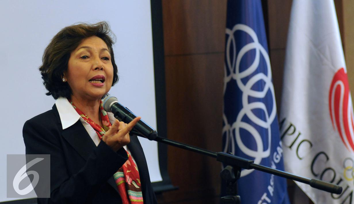 Mantan Ketua KOI, Rita Subowo memberikan sambutan perpisahan usai menandatangani naskah serah terima jabatan di Gedung KOI Jakarta, Senin (23/11/2015). Erick Thohir resmi menjabat Ketua Umum KOI 2015-2019. (Liputan6.com/Helmi Fithriansyah)