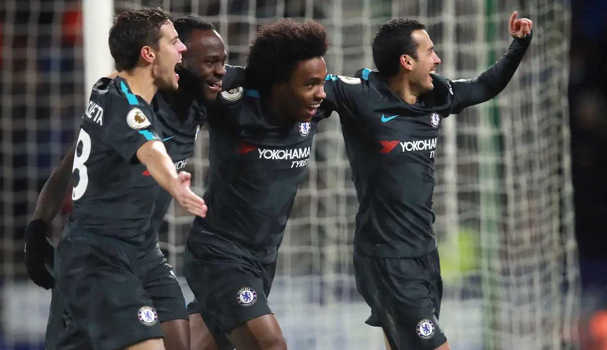 Pemain Chelsea merayakan gol Rodriguez Pedro ke gawang Huddersfield Town dalam lanjutan pertandingan Premier League di Stadion The John Smith's, Selasa (12/12). Chelsea berhasil mengalahkan tuan rumah Huddersfield Town 3-1. (Mike Egerton/PA via AP)