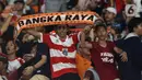 Suporter Persija membentangkan syal saat merayakan HUT ke-91 Persija dan kemenangan atas Persipura di laga lanjutan Shopee Liga 1 Indonesia 2019 di Stadion Utama Gelora Bung Karno, Jakarta, Kamis (28/11/2019). Persija unggul 1-0. (Liputan6.com/Helmi Fithriansyah)