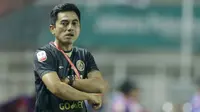 Pelatih PSS Sleman, Seto Nurdiyantara, mengamati pemainnya saat melawan Semen Padang pada laga Liga 2 di Stadion Pakansari, Jawa Barat, Selasa (4/12). PSS menang 2-0 atas Semen Padang. (Bola.com/M. Iqbal Ichsan)
