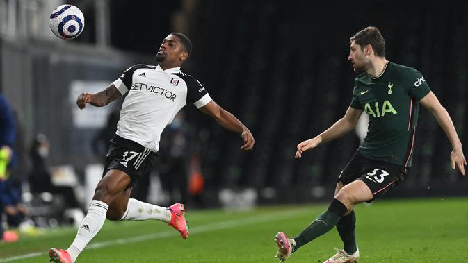 Striker Fulham, Ivan Cavaleiro (kiri) bersaing dengan bek Tottenham Hotspur, Ben Davies pada pekan ke-27 Liga Inggris di Craven Cottage, Jumat (5/3/2021) dini hari WIB. Tottenham Hotspur unggul 1-0 atas Fullham lewat gol bunuh diri Tosin Adarabioyo. (NEIL HALL / POOL / AFP)