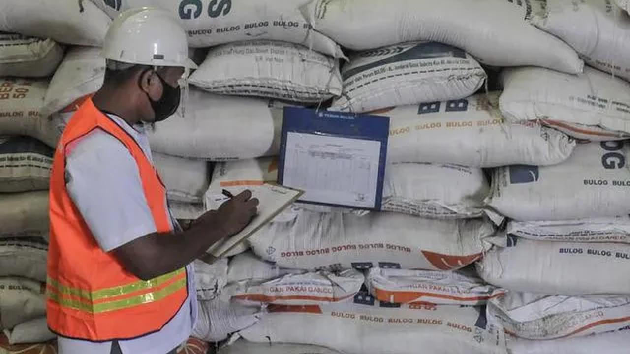 Sebenarnya, kata Khudori, stok beras tersebut tidak besar. Namun kalau CBP tidak berkurang, maka tidak ada dorongan bagi pemerintah untuk mengimpor beras.