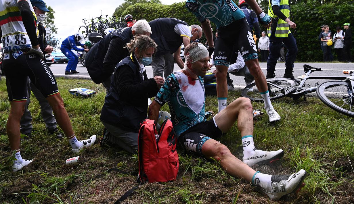 Direktur Tour de France, Christian Prudhomme menyampaikan keluhannya terkait insiden ini. Namun, suporter tersebut diketahui langsung melarikan diri stelah membuat kecelakaan masal ini. (Foto: AFP/Pool/Anne-Christine Poujoulat)