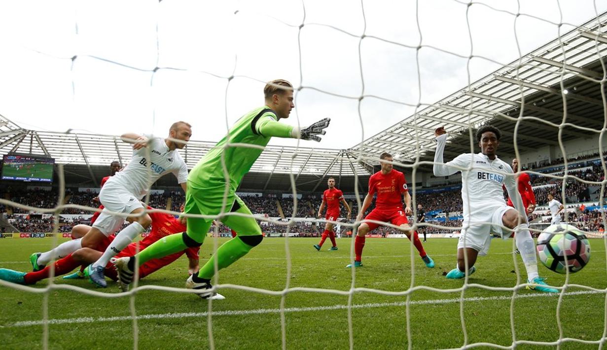 Pemain Swansea City, Leroy Fer, mencetak gol ke gawang Liverpool dalam laga Premier League, di Liberty Stadium, Sabtu (1/10/2016). (Action Images via Reuters/John Sibley)