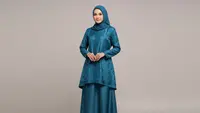 Gamis Kurung Modern Motif Geometris/Model Gamis Warna Biru Teal untuk Ramadan 2026 (sumber: gemini.com)