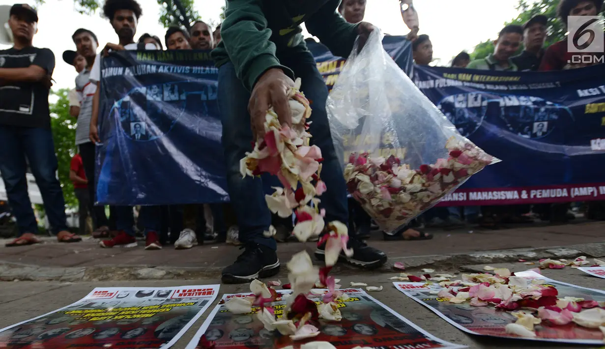 Massa melakukan aksi tabur bunga di depan kantor Komnas HAM, Jakarta Pusat, Rabu (12/12). Aksi tersebut dilakukan oleh Aliansi Mahasiswa & Pemuda (AMP) Indonesia Menolak Lupa untuk memperingati Hari HAM Sedunia pada 10 Desember. (Merdeka.com/Imam Buhori)