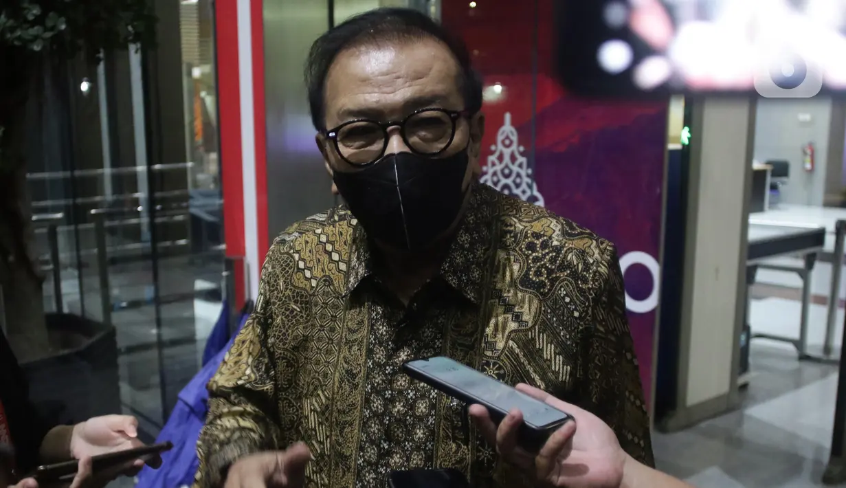 Mantan Gubernur Jawa Timur (Jatim), Soekarwo menjawab pertanyaan pewarta usai menjalani pemeriksaan di Gedung Merah Putih Komisi Pemberantasan Korupsi (KPK), Jakarta, Selasa (8/11/2022). Soekarwo dijadwalkan diperiksa untuk tersangka Kepala Badan Pengelola Keuangan dan Aset Daerah (BPKAD) Provinsi Jatim 2014-2016 dan Kepala Bappeda Provinsi Jatim 2017-2018 Budi Setiawan. (Liputan6.com/Helmi Fithriansyah)