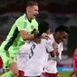 Kiper Arsenal, Bernd Leno, merayakan kemenangan atas Liverpool pada laga lanjutan Piala Liga Inggris di Stadion Anfield, Jumat (2/10/2020) dini hari WIB. Arsenal menang 5-4 atas Liverpool lewat adu penalti. (AFP/Peter Byrne)