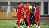 Pemain Timnas Indonesia, Malik Risaldi bersalaman Marselino Ferdinan saat pergantian pemain pada laga uji coba melawan Tanzania di Stadion Madya, Senayan, Jakarta, Minggu (02/06/2024). (Bola.com/Abdul Aziz)