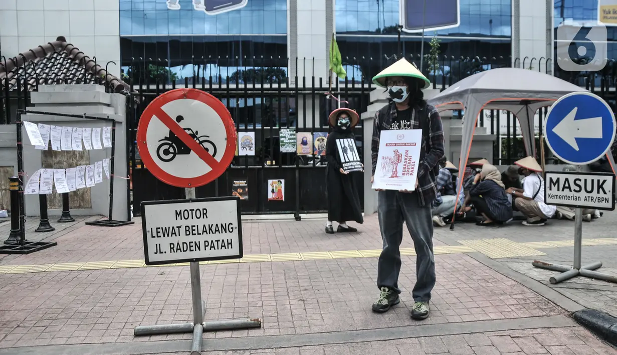 Aktivis Gerakan Rakyat untuk Kedaulatan Agraria saat aksi mogok makan di depan Kantor Kementerian ATR/BPN, Jakarta, Senin (20/2/2023). Untuk menunjukkan aksi mogok makannya, mereka menggunakan masker dengan tanda silang hitam. (merdeka.com/Iqbal S Nugroho)