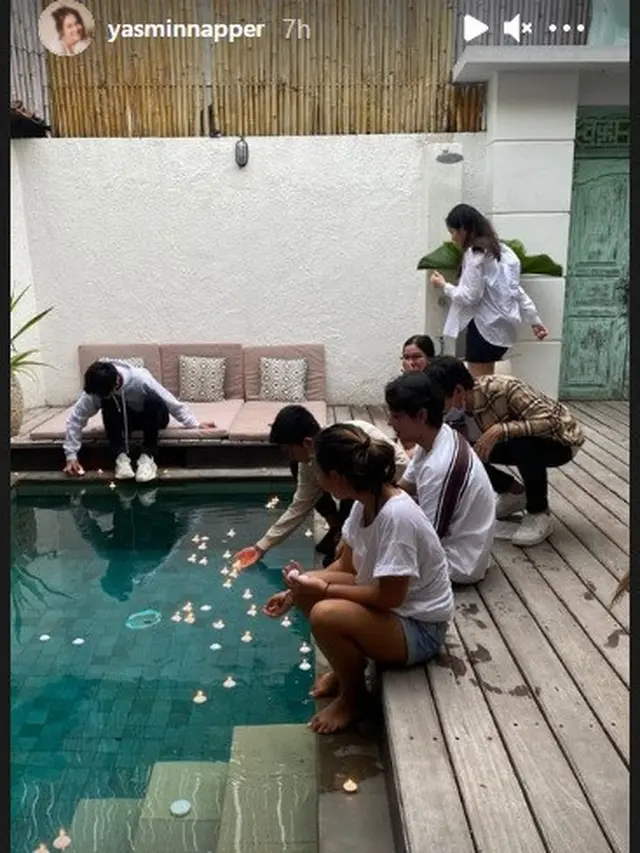 Yasmin Napper mengunggah foto teman-temannya di Bali