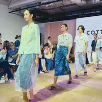 Sebagai lini khusus dari COTTONINK yang fokus pada pakaian kasual dengan sentuhan wastra Nusantara, COTTONINK Archipelago menghadirkan koleksi yang terinspirasi dari motif wajik khas tenun Jepara. Motif tersebut dieksplorasi melalui teknik embroidery dan weaving yang menjadi ciri khas Archipelago selama ini.  (foto/dok: fimela.com/sitinurarisha)