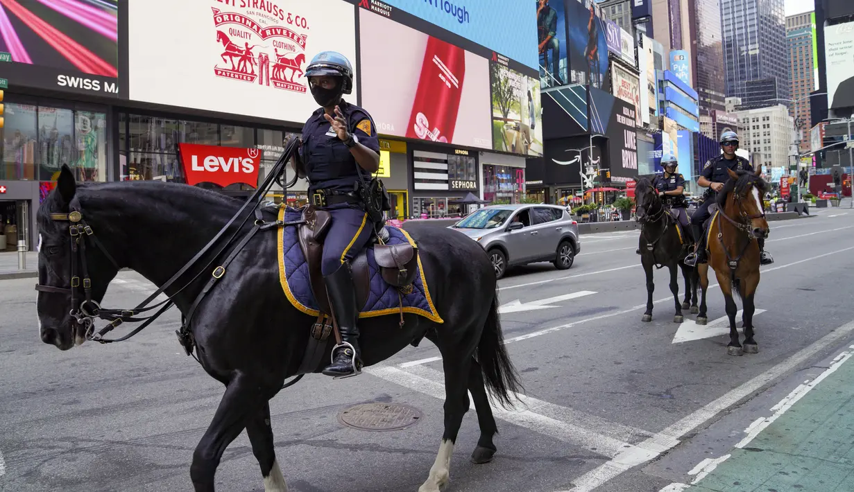 Polisi berkuda melakukan patroli di Times Square, New York, Amerika Serikat, Minggu (9/8/2020). Menurut Center for Systems Science and Engineering (CSSE) di Universitas Johns Hopkins, jumlah kasus COVID-19 di Amerika Serikat melampaui angka 5 juta pada Minggu (9/8). (Xinhua/Wang Ying)
