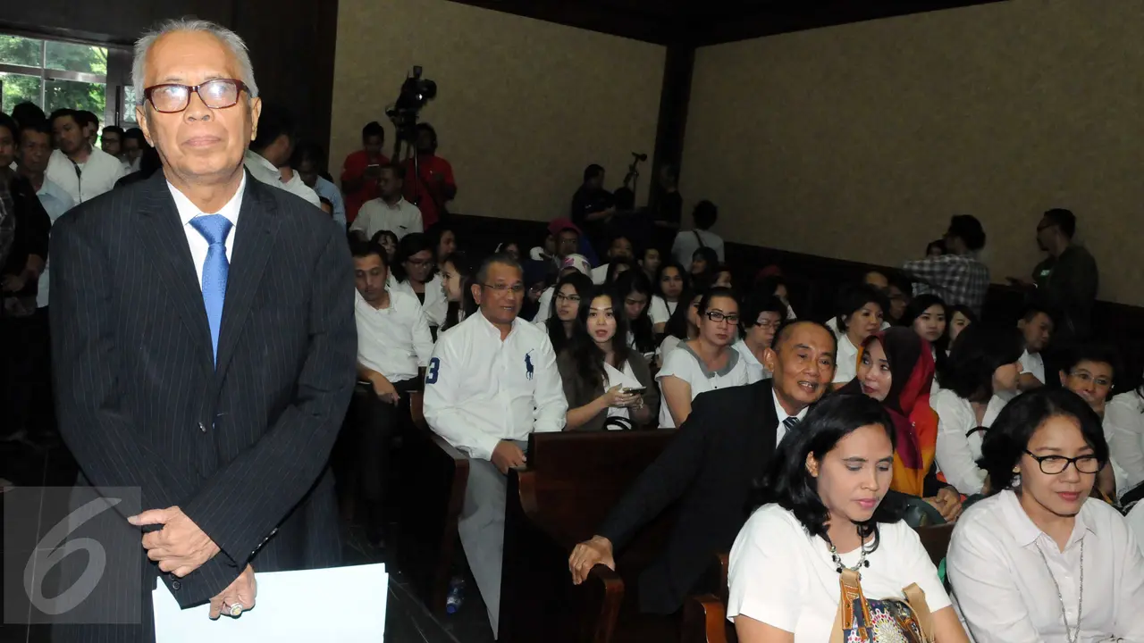 20151217-OC Kaligis Rangkul Anak-anaknya Sebelum Dengarkan Sidang Pembacaan Vonis