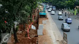 Sebuah alat berat saat melakukan proses pembangunan jalan di Jakarta, Senin (23/11). Dinas Bina Marga memberikan dua pilihan yang harus dilakukan pengembang, yakni mengganti sesuai standar atau aset yang dicatat nilainya. (Liputan6.com/Yoppy Renato)