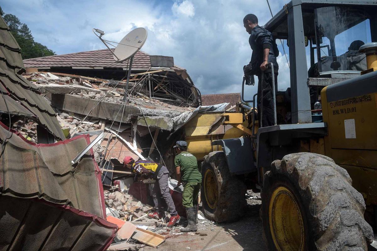 FOTO: Longsor Timbun Kantor Desa dan Rumah Warga di Nagreg Bandung