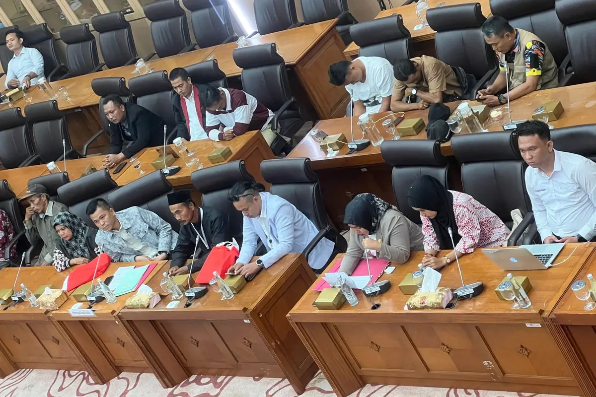 Pimpinan Komisi XII DPR RI mendengar aduan belasan warga masyarakat terkait permasalahan tanah yang diduga terjadi penyerobotan oleh sebuah perusahaan (Istimewa)