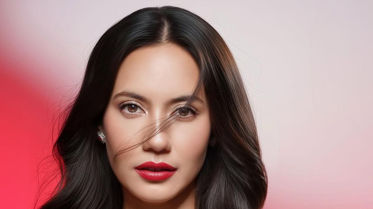 Pevita Pearce Tampil Bold dengan Pesona Serba Merah yang Bikin Sulit Berkedip