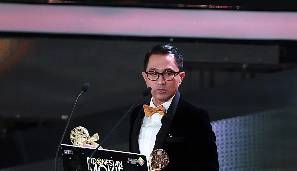 Lukman Sardi menerima penghargaan di Indonesia Movie Awards 2015 (Deki Prayoga/bintang.com)