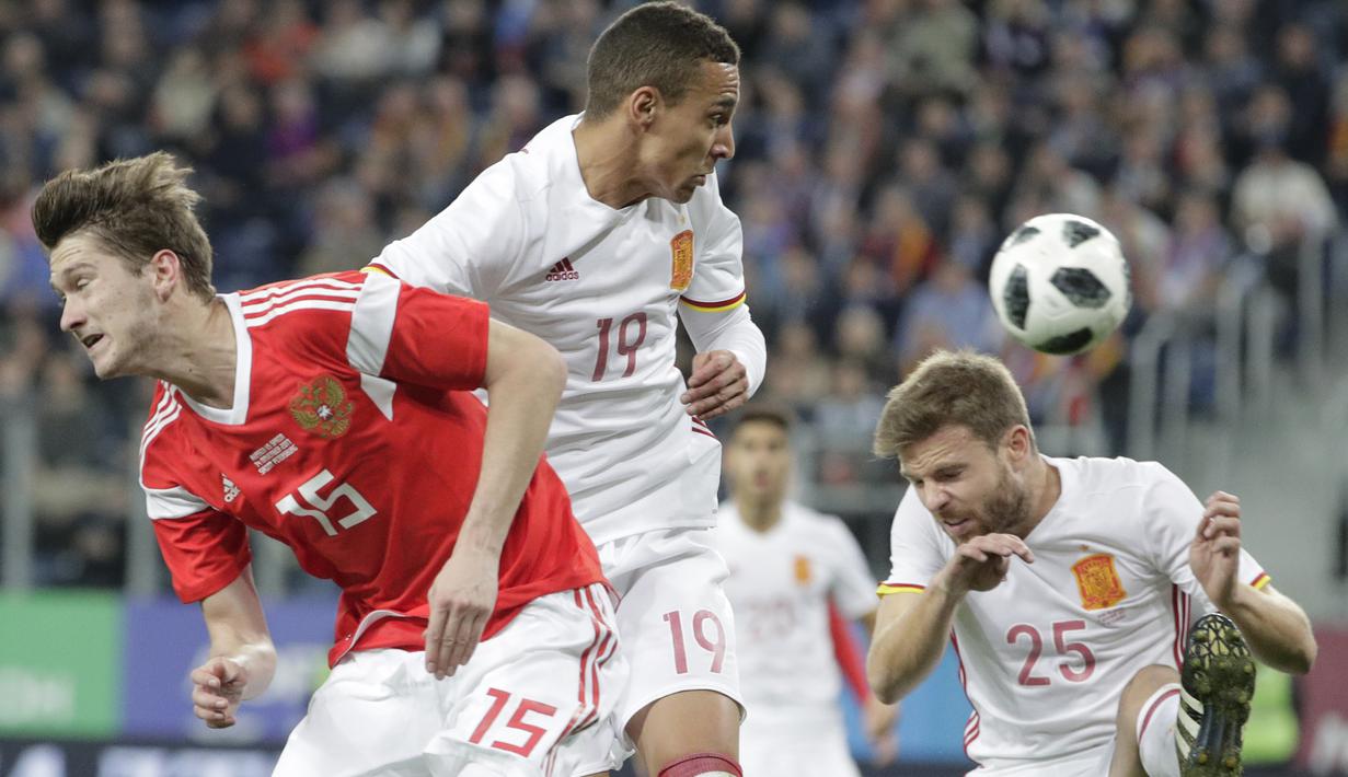 Pemain Rusia, Aleksei Miranchuk (kiri) berebut bola dengan pemain Spanyol, Rodrigo dan Asier Illarramendi pada laga persahabatan di St.Petersburg, Russia, (14/11/2017). Spanyol bermain imbang 3-3 lawan Rusia. (AP/Dmitri Lovetsky)