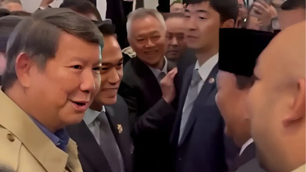 Ketua Umum Kamar Dagang dan Industri atau Ketum Kadin Indonesia Anindya Bakrie menyambut kedatangan Presiden Prabowo Subianto di China, Jumat malam 8 November 2024 waktu setempat.