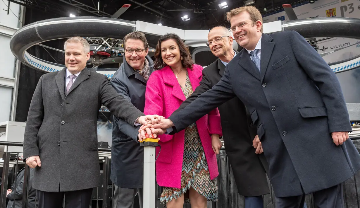 Menteri Transportasi Jerman Andreas Scheuer (dua kiri) dan Menteri Digitalisasi Dorothee Baer (tengah) saat memperkenalkan prototipe taksi udara CityAirbus di Ingolstadt, Jerman, Senin (11/3). (Armin Weigel/dpa/AFP)