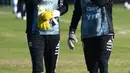 Kiper Argentina, Sergio Romero berbicara dengan rekan setimnya Wilfredo Caballero pada sesi latihan di Buenos Aires, Rabu (23/5). Argentina mempersiapkan diri menghadapi pertandingan persahabatan melawan Haiti pada 29 Mei mendatang. (AP/Victor R. Caivano)