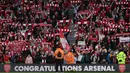 Para penggemar Arsenal merayakan gelar juara Piala Liga Wanita Inggris di Molineux, Wolverhampton, Inggris pada 31 Maret 2024. (Adrian DENNIS/AFP)