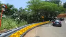 Teknologi roller barrier terpasang di tanjakan letter S Kampung Bantarselang, Kecamatan Cikidang, Kabupaten Sukabumi, Minggu (6/1). Teknologi pembatas jalan untuk menekan angka kecelakaan ini diadopsi dari Korea Selatan. (Merdeka.com/Arie Basuki)