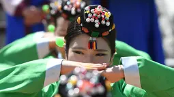 Seorang gadis muda Korea Selatan saat mengikuti upacara Coming of Age Day di desa Hanan Namsan di Seoul (21/5). Upacara Hari Kedewasaan adalah hari libur resmi untuk menghormati siapa saja yang baru menginjak usia 19 tahun. (AFP Photo/Jung Yeon-je)