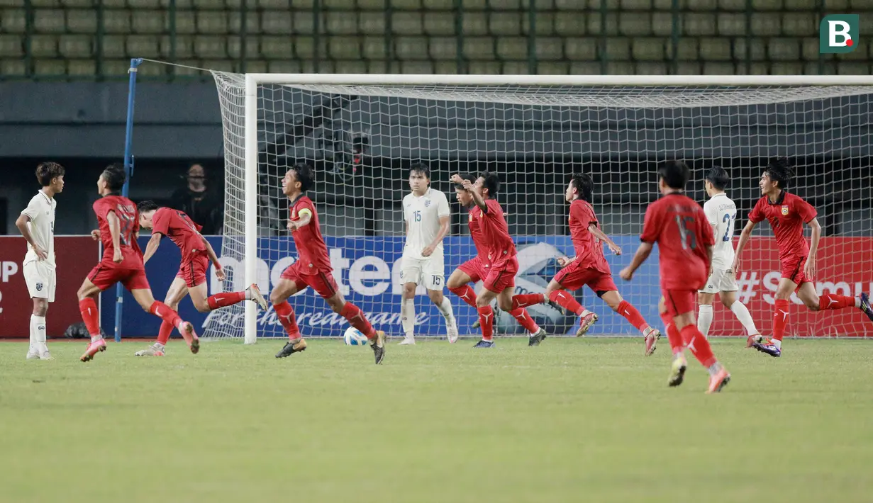 Pemain Laos U-19 merayakan gol yang dicetak Damoth Thongkhamsavath ke gawang Thailand U-19 pada laga semifinal Piala AFF U-19 2022 di Stadion Patriot Candrabhaga, Bekasi, Rabu (13/7/2022). (Bola.com/M Iqbal Ichsan)