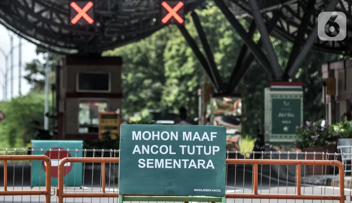 Papan pemberitahuan penutupan sementara Taman Impian Jaya Ancol, Jakarta, Minggu (16/5/2021). Ancol ditutup sementara akibat kerumunan pengunjung yang tidak taat protokol kesehatan pada libur Lebaran kemarin. (merdeka.com/Iqbal S. Nugroho)