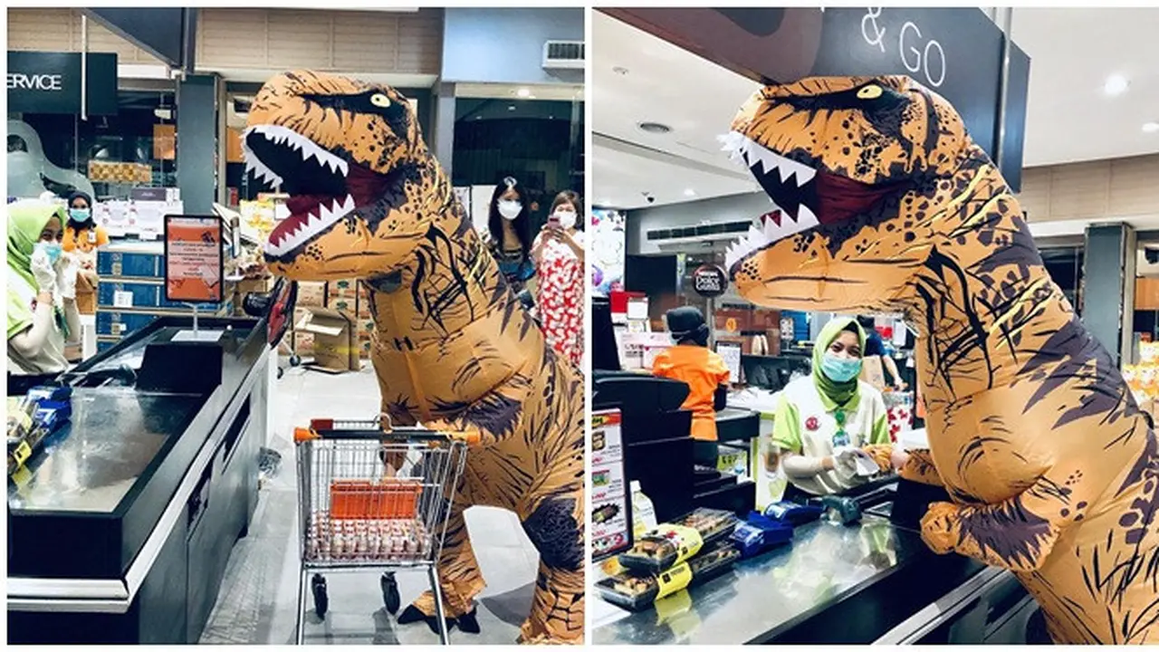 Selain Belanja di Mall, Ini 5 Tingkah Laku Pria Berkostum Dinosaurus yang Bikin Senyum