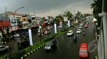 Sejumlah kendaraan mulai hilir mudik di kawasan Kelapa Gading pasca banjir. Sebelumnya, kawasan ini terendam banjir setinggi 80 cm hingga memutuskan arus lalu lintas, Jakarta, Jumat (13/2/2015). (Liputan6.com/Faisal R Syam)
