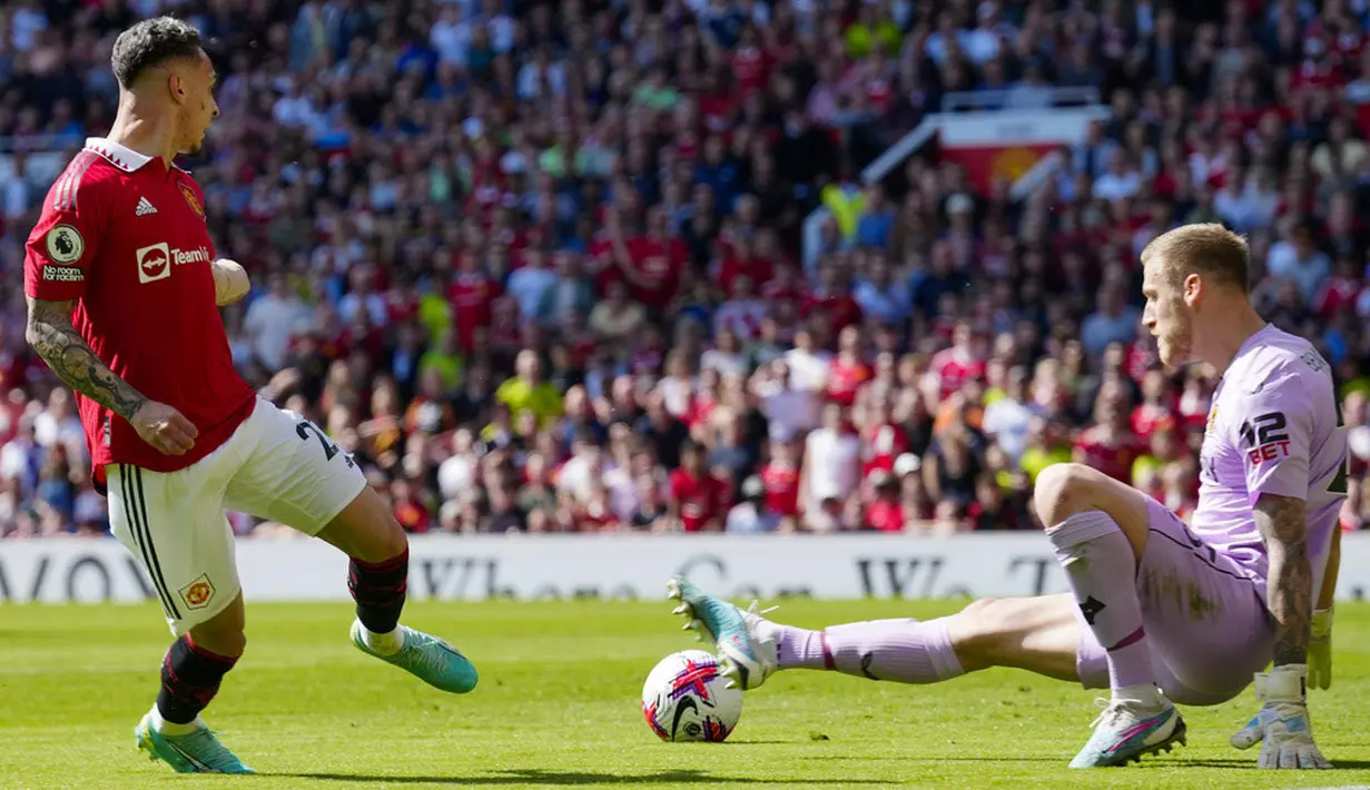Pemain Manchester United, Antony, berusaha mencetak gol ke gawang Wolverhampton Wanderers pada laga pekan ke-36 Premier League di Old Trafford, Sabtu (13/5/2023). MU menang dengan skor 2-0. (AP Photo/Jon Super)