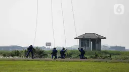 Anggota Polairud turun dari helikopter saat simulasi penangkapan atau pengungkapan transaksi narkoba saat perayaan HUT ke-69 Polairud di Mako Polairud, Pondok Cabe, Tangerang, Rabu (4/12/2019). Dalam simulasi tersebut Polairud mengerahkan helikopter hingga anjing K9. (Liputan6.com/Faizal Fanani)