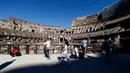 Awak media berjalan di dalam bangunan kuno Colosseum saat pratinjau pers untuk pembukaan kembali di Roma, Italia, Senin (1/6/2020). Monumen Colosseum yang ditutup sejak 8 Maret 2020, telah dibuka kembali dengan beberapa pembatasan akses bagi pengunjung. (Cecilia Fabiano/LaPresse via AP)