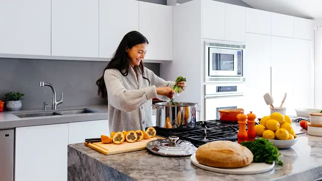 Ilustrasi memasak di dapur