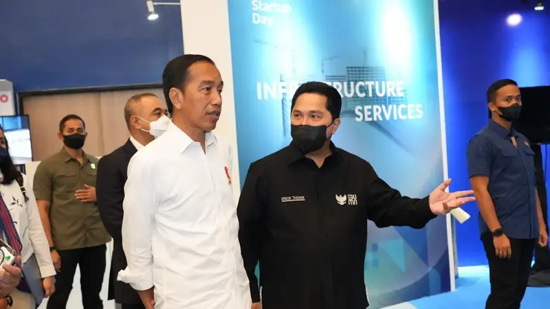 Menteri BUMN Erick Thohir mendampingi Presiden Jokowi dalam acara pembukaan BUMN Startup Day 2022 di ICE BSD, Kabupaten Tangerang, Banten, Senin (26/9/2022).